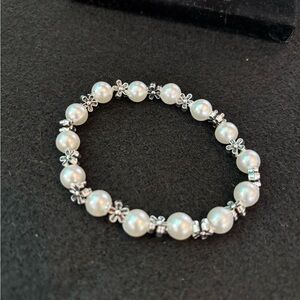 Sophisticated White and Silver Pearl Bracelet with Metallic Accents